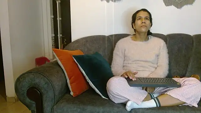 Vanessa Aniston online show from April 2026 02:14:01 AM