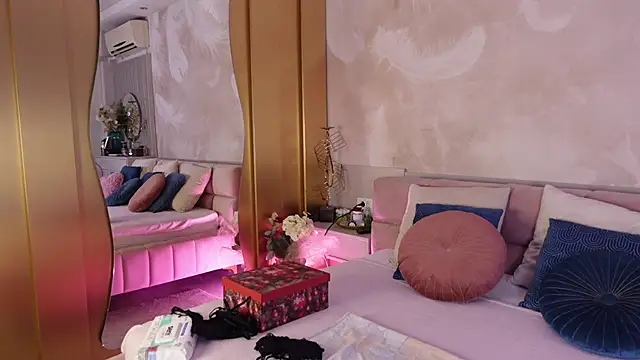 Snapshot of JullyBlair chatting on November 2025 05:51:02 AM JullyBlair online show from November 2025 05:51:02 AM