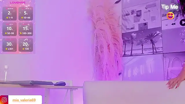 Snapshot of MiaCavallii_ chatting on December 2025 05:04:02 AM MiaCavallii online show from December 2025 05:04:02 AM