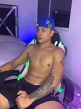 SantiagoReyesFtt online show from December 2024 05:09:02 AM