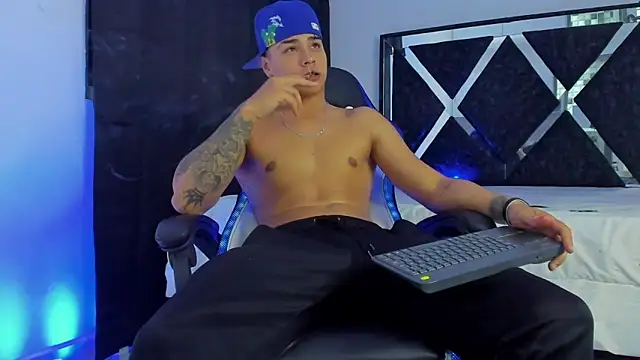 SantiagoReyesFtt online show from December 2024 01:47:01 AM