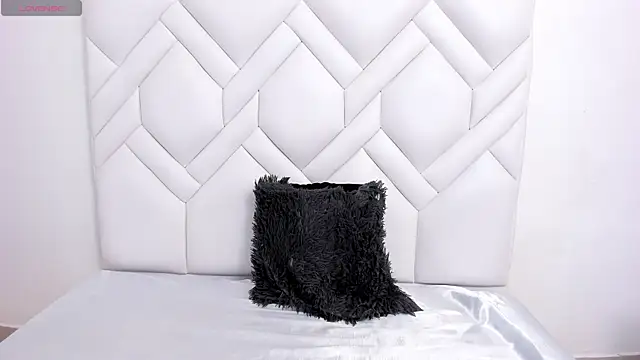 Analia18  online show from December 2025 01:18:01 PM