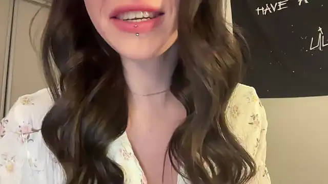 Snapshot of ur_molly chatting on January 2026 02:27:02 AM ur molly online show from January 2026 02:27:02 AM