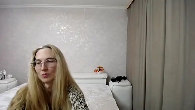 Snapshot of KlaryBrait chatting on December 2025 04:46:02 PM KlaryBrait online show from December 2025 04:46:02 PM