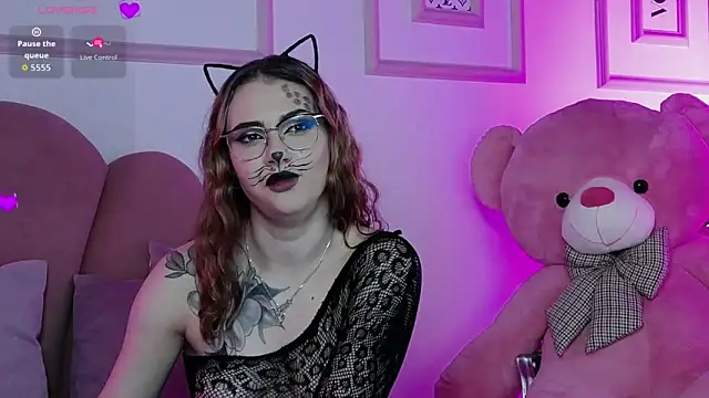 Abby  White online show from October 2025 05:25:01 PM