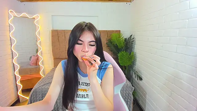 Snapshot of Roxanne_tay chatting on December 2024 09:00:02 PM Roxanne tay online show from December 2024 09:00:02 PM