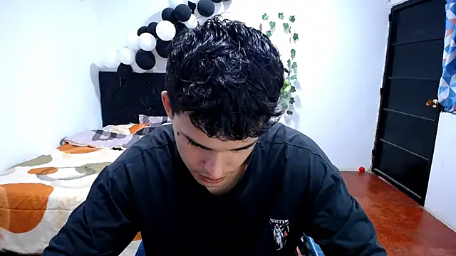 Snapshot of freddy_romas chatting on November 2025 02:12:02 PM freddy romas online show from November 2025 02:12:02 PM