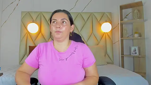 Snapshot of angelswets chatting on November 2025 01:42:02 PM angelswets online show from November 2025 01:42:02 PM