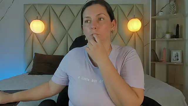 Snapshot of angelswets chatting on December 2025 01:42:01 PM angelswets online show from December 2025 01:42:01 PM