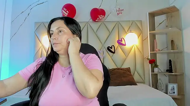 Snapshot of angelswets chatting on February 2026 01:45:01 PM angelswets online show from February 2026 01:45:01 PM