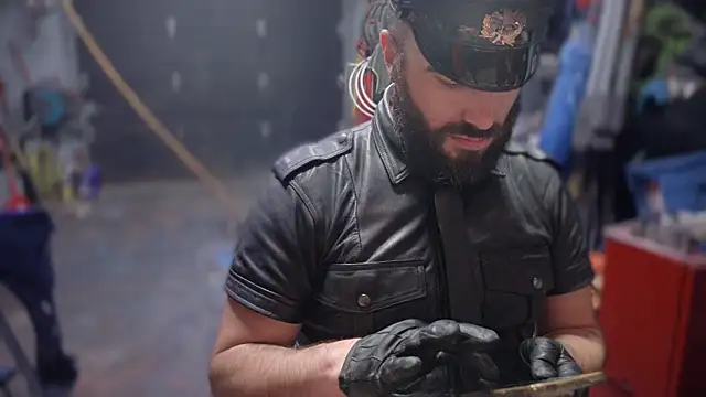 leatherpupmtl online show from October 2025 08:44:01 AM