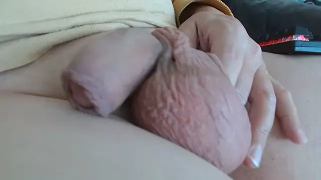 Snapshot of Heracles00 chatting on October 2025 12:27:01 PM Heracles00 online show from October 2025 12:27:01 PM