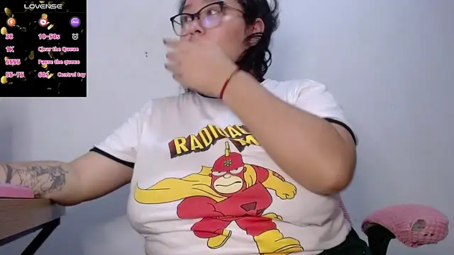 Snapshot of CinnamonCookiez chatting on November 2025 04:44:02 AM CinnamonCookiez online show from November 2025 04:44:02 AM