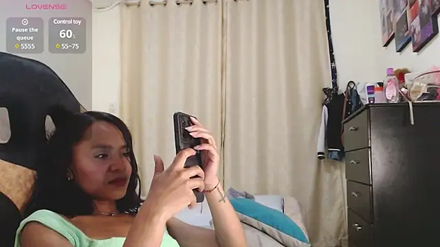 Snapshot of Samary_thomas chatting on December 2024 02:17:02 AM Samary thomas online show from December 2024 02:17:02 AM