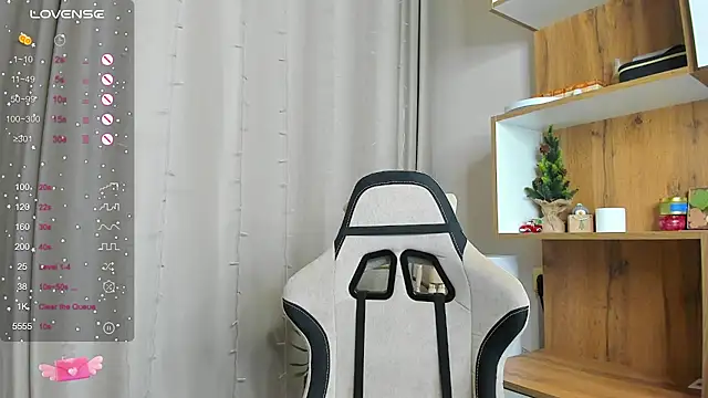 Snapshot of Fairyy_Moon chatting on January 2025 04:39:01 PM Fairyy Moon online show from January 2025 04:39:01 PM