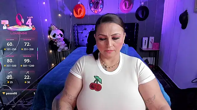 Ivonnee   online show from December 2025 02:39:02 AM