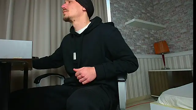 Snapshot of MateoBenjaminX chatting on December 2025 11:18:01 AM MateoBenjaminX online show from December 2025 11:18:01 AM