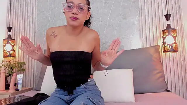 Snapshot of Alahia_Baiter chatting on December 2024 01:00:01 PM Alahia Baiter online show from December 2024 01:00:01 PM