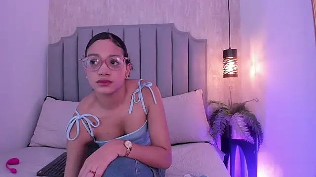 Snapshot of Alahia_Baiter chatting on March 2025 12:01:01 PM Alahia Baiter online show from March 2025 12:01:01 PM