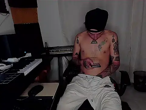 Snapshot of patrik_tattoo_ chatting on January 2025 03:37:01 AM patrik tattoo online show from January 2025 03:37:01 AM