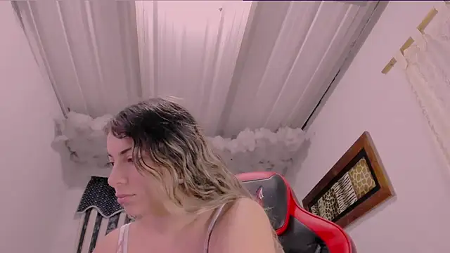 Snapshot of Lauu_G chatting on September 2025 09:33:01 AM Lauu G online show from September 2025 09:33:01 AM