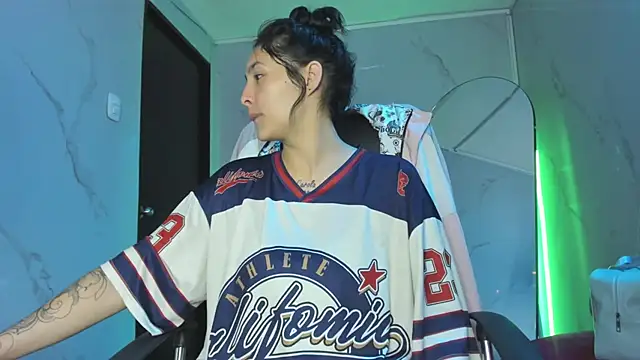 ChloeeTompson  online show from November 2025 02:43:02 AM