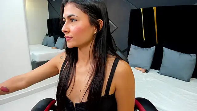 emilie xx  online show from December 2024 05:33:02 PM