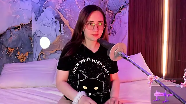 centaurigirl online show from September 2025 03:33:02 AM