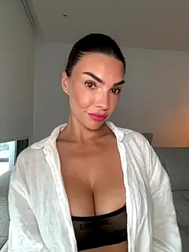 krissiswrld- online show from November 2025 01:33:02 PM