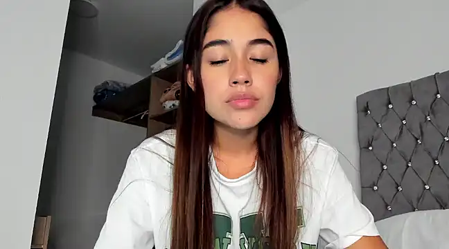 Snapshot of AriaMontgomery chatting on December 2024 03:32:01 AM AriaMontgomery online show from December 2024 03:32:01 AM