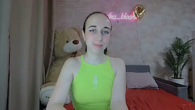 Snapshot of Anika_bloom chatting on March 2025 08:31:02 PM Anika bloom online show from March 2025 08:31:02 PM