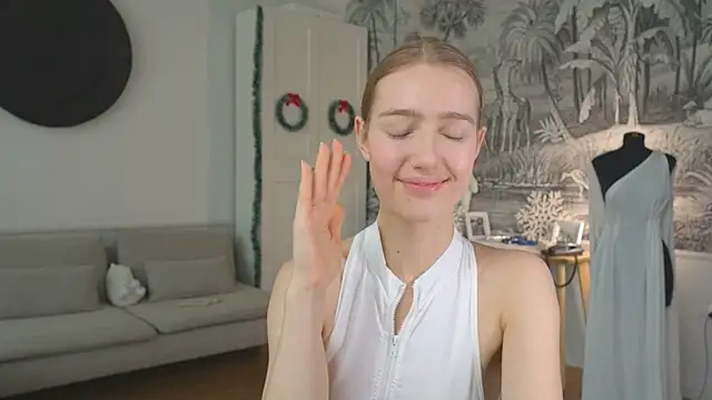 Snapshot of solar_bella chatting on December 2024 01:18:01 PM solar bella online show from December 2024 01:18:01 PM