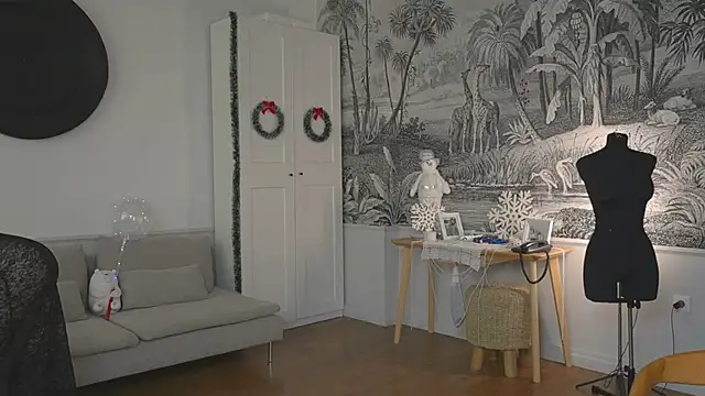 Snapshot of solar_bella chatting on December 2024 02:10:02 PM solar bella online show from December 2024 02:10:02 PM