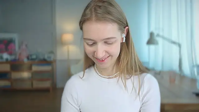 Snapshot of solar_bella chatting on February 2025 10:59:02 AM solar bella online show from February 2025 10:59:02 AM