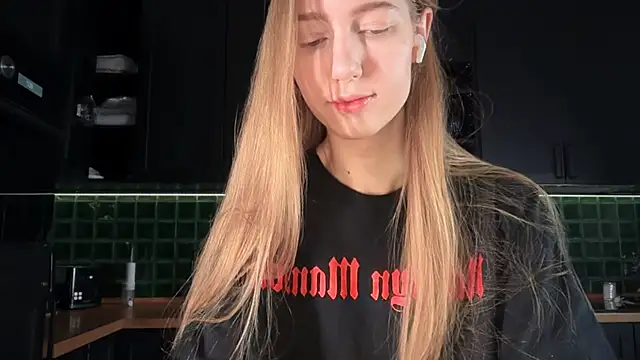 Snapshot of solar_bella chatting on February 2026 05:01:02 AM solar bella online show from February 2026 05:01:02 AM