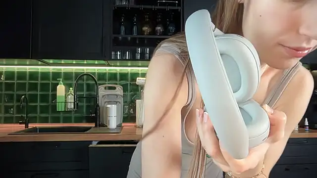 Snapshot of solar_bella chatting on February 2026 06:37:01 AM solar bella online show from February 2026 06:37:01 AM