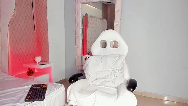 Lucii fer  online show from February 2026 11:39:01 AM