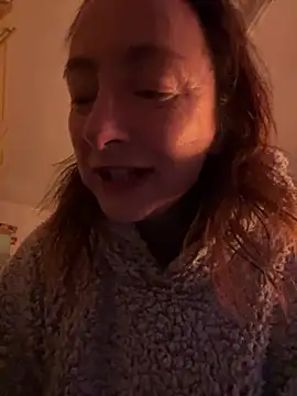 Snapshot of LouiseTswing chatting on December 2024 04:20:01 PM LouiseTswing online show from December 2024 04:20:01 PM