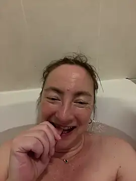 Snapshot of LouiseTswing chatting on January 2025 04:33:01 PM LouiseTswing online show from January 2025 04:33:01 PM