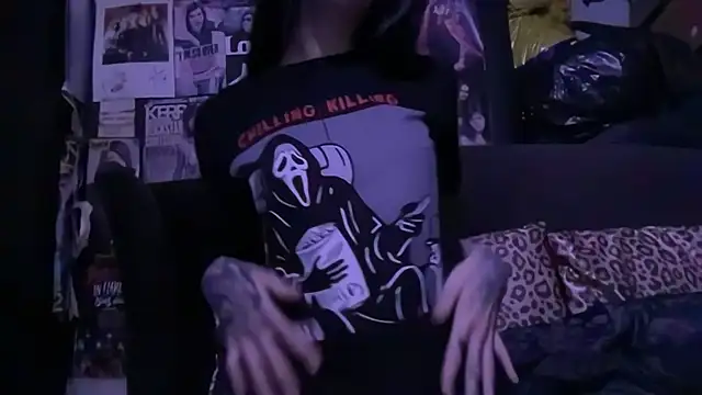 Snapshot of MissMidnightUK chatting on October 2025 12:34:01 AM MissMidnightUK online show from October 2025 12:34:01 AM