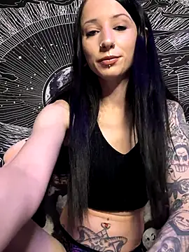 Snapshot of MissMidnightUK chatting on December 2025 10:25:01 PM MissMidnightUK online show from December 2025 10:25:01 PM