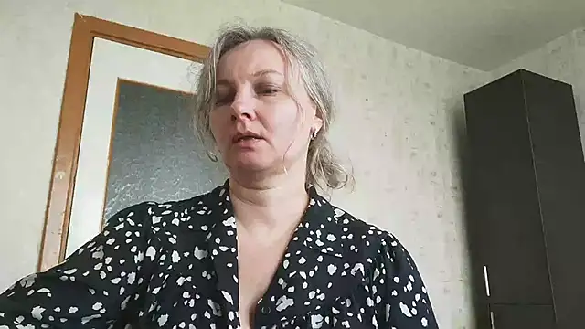 Snapshot of EdithManning chatting on May 2026 06:31:02 AM EdithManning online show from May 2026 06:31:02 AM