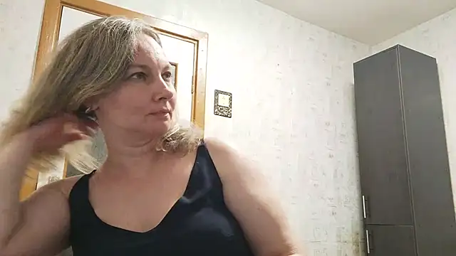 Snapshot of EdithManning chatting on May 2026 06:23:02 PM EdithManning online show from May 2026 06:23:02 PM