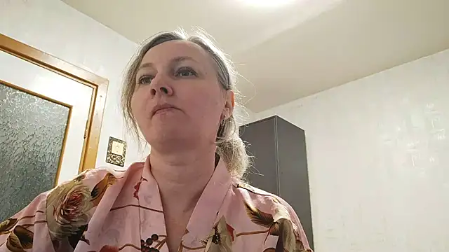 Snapshot of EdithManning chatting on June 2026 06:43:02 PM EdithManning online show from June 2026 06:43:02 PM