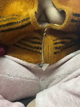 Snapshot of Hot-Anuska chatting on January 2025 11:27:02 AM Hot-Anuska online show from January 2025 11:27:02 AM