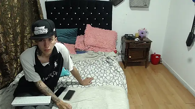 Snapshot of Kitty_and_jake chatting on December 2024 07:58:01 AM Kitty and jake online show from December 2024 07:58:01 AM