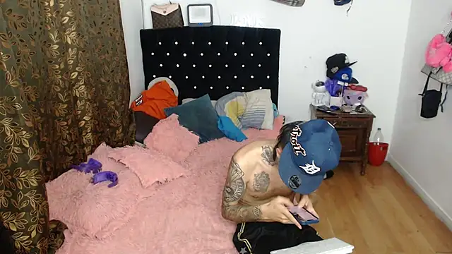 Snapshot of Kitty_and_jake chatting on March 2025 05:52:01 AM Kitty and jake online show from March 2025 05:52:01 AM