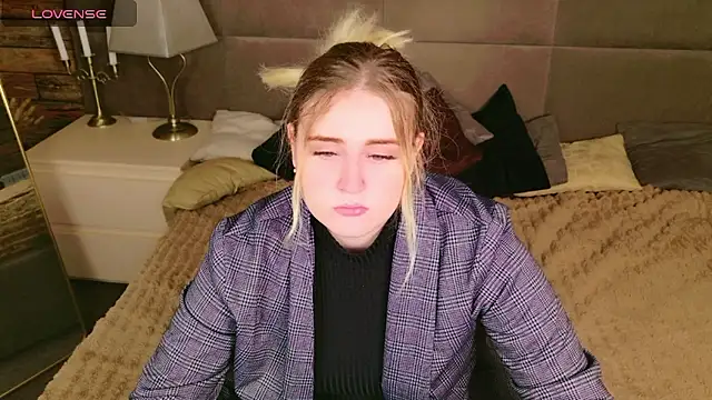 Snapshot of KarenLong chatting on December 2024 09:07:02 AM KarenLong online show from December 2024 09:07:02 AM