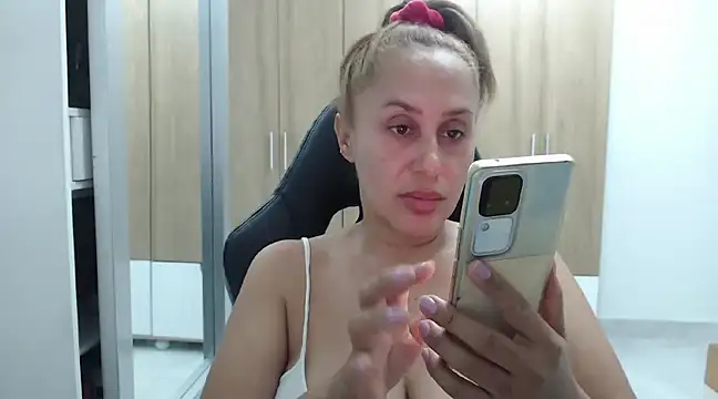 Snapshot of RoxanaLove9 chatting on December 2024 11:22:01 PM RoxanaLove9 online show from December 2024 11:22:01 PM