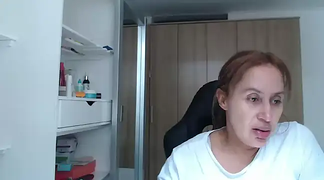 Snapshot of RoxanaLove9 chatting on January 2025 06:28:01 PM RoxanaLove9 online show from January 2025 06:28:01 PM